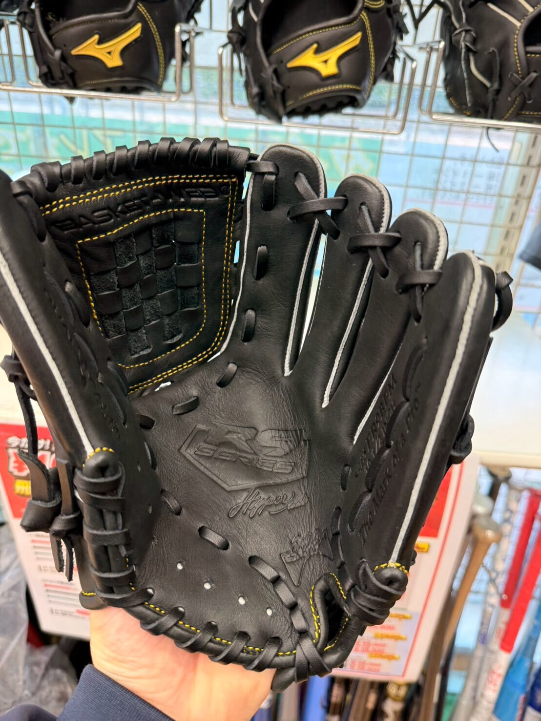 少年用にも既に加工されたグローブがあります🤩🤩🤩